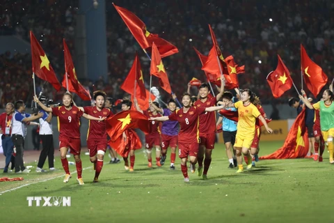 Đội tuyển Bóng đá nữ Việt Nam bảo vệ thành công Huy chương Vàng tại SEA Games 31 sau khi đánh bại Thái Lan. (Ảnh: TTXVN)