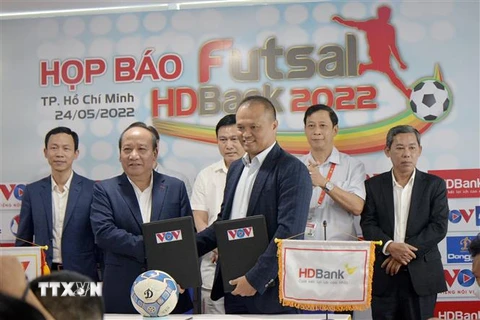 Đại diện VOV và HDBank ký kết hợp tác tổ chức Giải futsal HDBank Vô địch Quốc gia và Giải futsal Cúp Quốc gia năm 2022. (Ảnh: Tiến Lực/TTXVN)