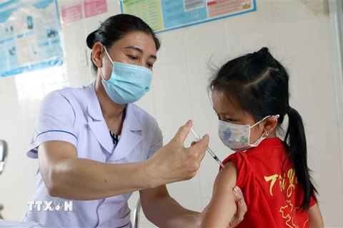 Trạm y tế xã Vũ Chính, thành phố Thái Bình, tổ chức tiêm vaccine phòng COVID-19 an toàn cho 60 trẻ trong ngày 10/5. (Ảnh: Thế Duyệt/TTXVN)