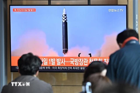 Người dân theo dõi qua truyền hình một vụ phóng thử tên lửa của Triều Tiên, tại nhà ga Seoul, Hàn Quốc ngày 4/5. (Ảnh: AFP/TTXVN)