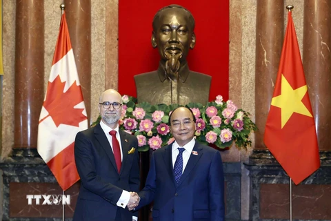 Chủ tịch nước Nguyễn Xuân Phúc tiếp đại sứ Canada Shawn Perry Steil trình Quốc thư. (Ảnh: Thống Nhất/TTXVN)