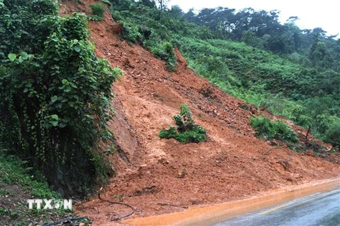 Mưa lớn nhiều ngày đã gây sạt lở hàng nghìn m3 đất, đá tràn xuống đường tại nhiều địa phương của tỉnh Hà Giang. (Ảnh: Minh Tâm/TTXVN)