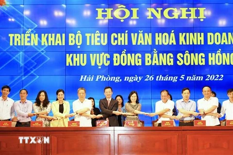 Đại diện lãnh đạo các tỉnh, thành phố ký chương trình phối hợp triển khai Bộ tiêu chí văn hóa kinh doanh Việt Nam. (Ảnh: Minh Thu/TTXVN)