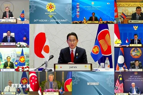  Thủ tướng Nhật Bản Fumio Kishida (giữa) dự Hội nghị cấp cao ASEAN - Nhật Bản theo hình thức trực tuyến, ngày 27/10/2021. (Ảnh: AFP/TTXVN)