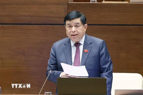 Bộ trưởng Bộ Kế hoạch và Đầu tư Nguyễn Chí Dũng giải trình những vấn đề có liên quan. (Ảnh: Doãn Tấn/TTXVN)