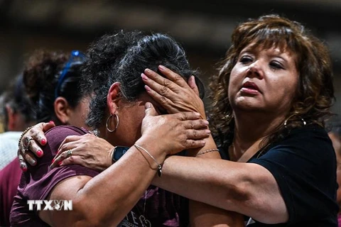 Nỗi đau của phụ huynh bị mất con sau vụ xả súng tại trường tiểu học Robb, Texas, Mỹ. (Ảnh: AFP/ TTXVN)