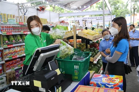 Đông đảo công nhân, người lao động mua sắm tại Ngày hội công nhân - Phiên chợ nghĩa tình năm 2022. (Ảnh: Thanh Vũ/TTXVN)