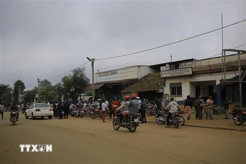 Hiện trường một vụ tấn công tại Beni, CHDC Congo, ngày 26/12/2021. (Ảnh: AFP/ TTXVN)