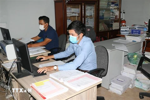 Cán bộ Văn phòng đăng ký đất đai thành phố Bạc Liêu thực hiện các biện pháp nghiệp vụ trong việc cấp giấy chứng nhận quyền sử dụng đất. (Ảnh: Tuấn Kiệt/TTXVN)