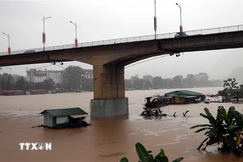 Mực nước sông Lô, địa phận thành phố Tuyên Quang đang dâng khá cao. (Ảnh: Quang Đán/TTXVN)