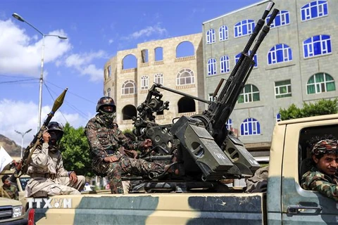 Các tay súng trung thành với Phong trào Houthi diễu binh trên đường phố thủ đô Sanaa, Yemen. (Ảnh: AFP/TTXVN)
