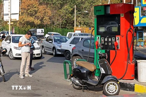 Một trạm xăng tại Tehran, Iran, ngày 26/10/2021. (Ảnh: AFP/TTXVN)