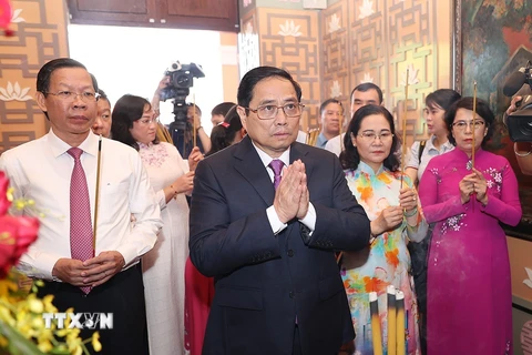 Thủ tướng Phạm Minh Chính và đoàn công tác đến dâng hương, hoa tưởng niệm Chủ tịch Tôn Đức Thắng. (Ảnh: Dương Giang/TXVN)