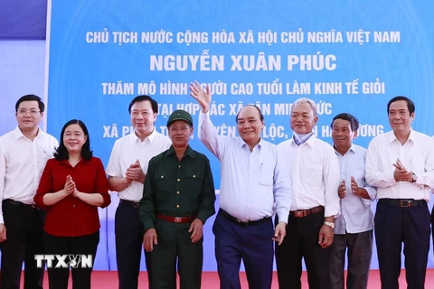 Chủ tịch nước Nguyễn Xuân Phúc thăm mô hình người cao tuổi làm kinh tế giỏi Hợp tác xã Tân Minh Đức. (Ảnh: Thống Nhất/TTXVN)