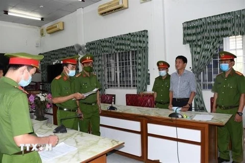 Cơ quan Cảnh sát điều tra Công an tỉnh Trà Vinh thi hành lệnh bắt tạm giam bị can Trần Đắc Thanh, Phó Giám đốc Sở Y tế Trà Vinh. (Ảnh: TTXVN phát)