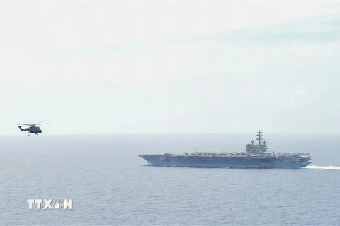 Trực thăng MH-60 của Mỹ chuẩn bị hạ cánh xuống tàu sân bay USS Ronald Reagan trong cuộc tập trận chung ở ngoài khơi tỉnh Okinawa, Nhật Bản ngày 2/6. (Ảnh: YONHAP/TTXVN)