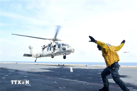 Trực thăng MH-60 của Mỹ hạ cánh xuống tàu đổ bộ Marado trọng tải 14.500 tấn của Hàn Quốc trong cuộc tập trận chung ở ngoài khơi tỉnh Okinawa, Nhật Bản ngày 2/6. (Ảnh: YONHAP/TTXVN)
