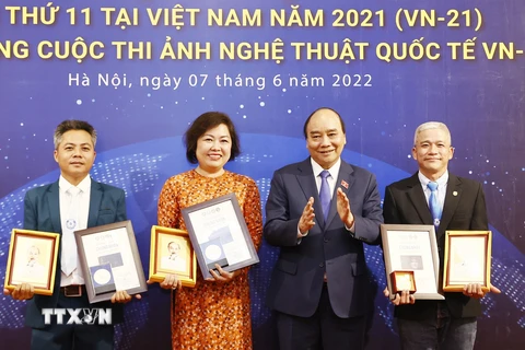 Chủ tịch nước Nguyễn Xuân Phúc trao Huy chương Vàng cho các tác giải đoạt giải. (Ảnh: Thống Nhất/TTXVN)