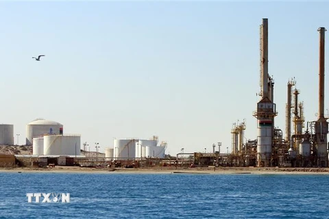 Một cơ sở lọc dầu ở thị trấn al-Buraqah của Libya. (Ảnh: AFP/ TTXVN)