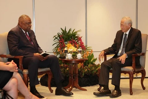 Bộ trưởng Quốc phòng Singapore Ng Eng Hen và người đồng cấp Mỹ Lloyd Austin. (Nguồn: straitstimes.com)