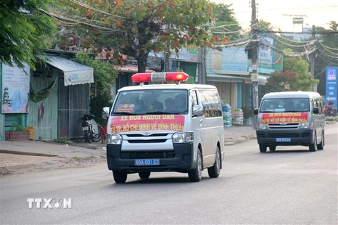 Xe của CDC Bình Thuận cùng đi để hỗ trợ test nhanh COVID-19 trước khi đón người dân từ tâm dịch TP.HCM về quê. (Ảnh: Nguyễn Thanh/TTXVN)