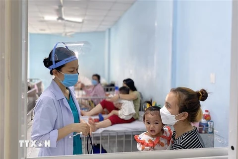 Bệnh nhi nhập viện do sốt xuất huyết tại Bệnh viện Nhi đồng 2, Thành phố Hồ Chí Minh. (Ảnh: Đinh Hằng/TTXVN)