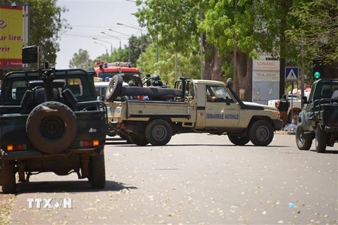 Binh sỹ Burkina Faso tuần tra tại Ouhigouya. (Ảnh: AFP/TTXVN)
