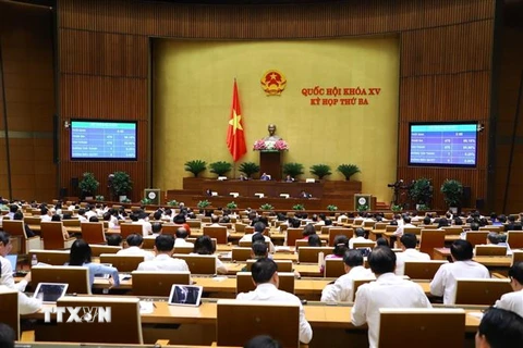 Quốc hội biểu quyết thông qua Nghị quyết về chủ trương đầu tư Dự án đầu tư xây dựng đường bộ cao tốc Châu Đốc - Cần Thơ - Sóc Trăng giai đoạn 1. (Ảnh: Văn Điệp/TTXVN)