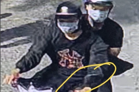 Hình ảnh trích xuất từ camera nhận dạng hai nghi phạm trong vụ cướp giật tài sản của tiệm vàng. (Nguồn: thanhnien.vn)
