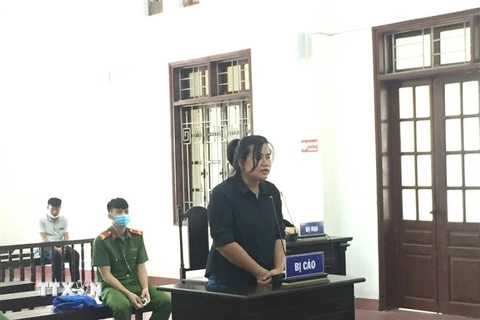 Bị cáo Lê Thị Kim Hoàn khai nhận hành vi phạm tội tại phiên tòa. (Ảnh: Vũ Hà/TTXVN)