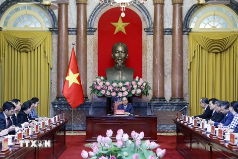 Chủ tịch nước Nguyễn Xuân Phúc tiếp bà Khemmani Pholsena, Bộ trưởng, Chủ nhiệm Văn phòng Chủ tịch nước Lào. (Ảnh: Thống Nhất/TTXVN)