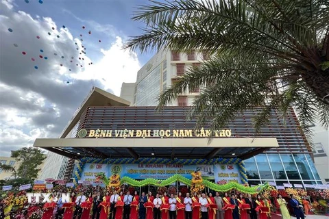 Cắt băng khánh thành Bệnh viện Đại học Nam Cần Thơ. (Ảnh: Ánh Tuyết/TTXVN)