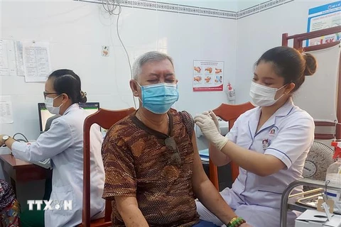 Người dân đến tiêm vaccine phòng COVID-19 tại trạm y tế xã Thanh Đức, huyện Long Hồ, Vĩnh Long. (Ảnh: Lê Thúy Hằng/TTXVN)