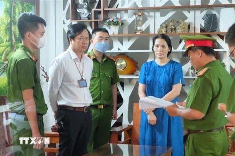 Bắt tạm giam giám đốc CDC Đà Nẵng Tôn Thất Thạnh. (Ảnh: Văn Dũng/TTXVN)
