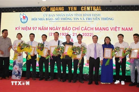 Có 5 tác giả/nhóm tác giả được trao giải A giải báo chí tỉnh Bình Định. (Ảnh: Tường Quân/TTXVN)