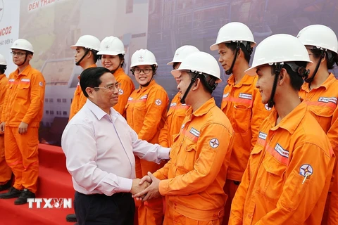 Thủ tướng Phạm Minh Chính thăm hỏi động viên cán bộ, công nhân, người lao động Nhà máy Nhiệt điện Ô Môn 1. (Ảnh: Dương Giang/TTXVN)