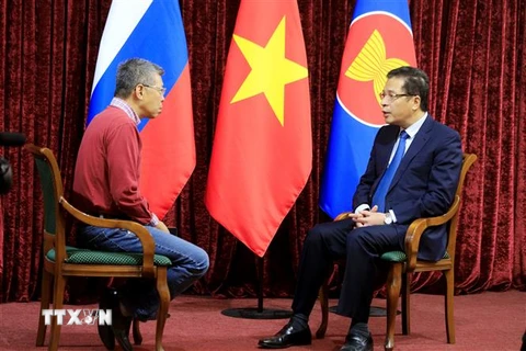 Nhà báo Bùi Duy Trinh, trưởng cơ quan thường trú TTXVN tại LB Nga phỏng vấn Đại sứ Đặng Minh Khôi. (Ảnh: Trần Hiếu/TTXVN)