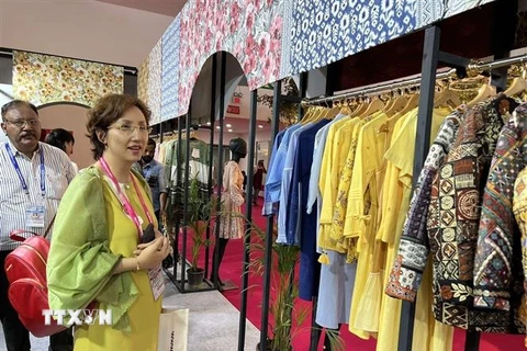 Khách tham quan gian hàng của Việt Nam tại Hội chợ Dệt may Quốc tế Ấn Độ 2022. (Ảnh: Ngọc Thúy/TTXVN)