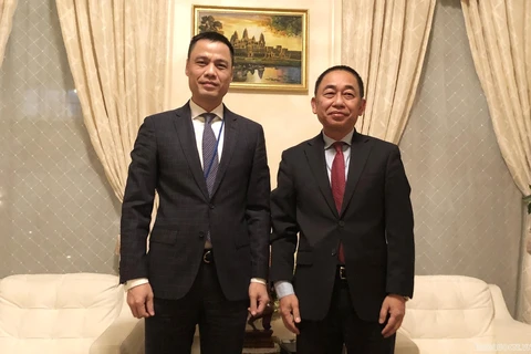 Đại sứ Đặng Hoàng Giang và Đại sứ Campuchia Sovann Ke.(Nguồn: baoquocte.vn)