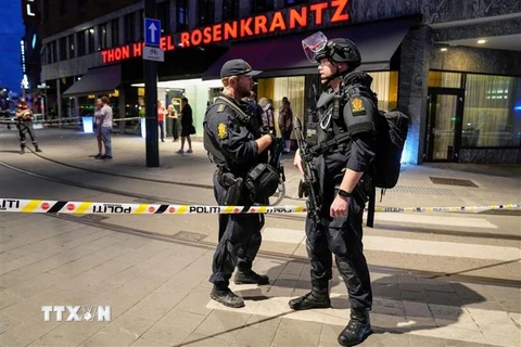 Lực lượng an ninh phong tỏa hiện trường vụ xả súng tại hộp đêm ở Oslo, Na Uy, ngày 25/6. (Ảnh: Reuters/ TTXVN)
