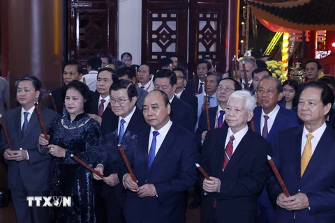 Chủ tịch nước Nguyễn Xuân Phúc dâng hương tưởng nhớ Danh nhân Nguyễn Đình Chiểu. 