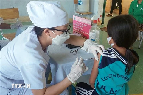 Triển khai tiêm vaccine phòng COVID-19 cho học sinh ở xã Ma Nới, huyện Ninh Sơn. (Ảnh: Công Thử/TTXVN)