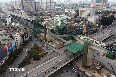 Thi công cầu cạn trên cao tại khu vực cầu vượt Ngã Tư Vọng nối đường Đại La với đường Trường Chinh. (Ảnh: Huy Hùng/TTXVN)