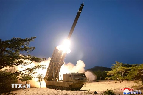 Một vụ phóng thử rocket đa nòng siêu lớn tại một địa điểm bí mật ở Triều Tiên. (Ảnh: AFP/TTXVN)