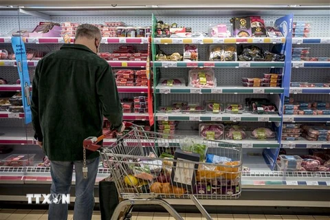 Khách hàng mua sắm tại siêu thị Sainsbury's ở Walthamstow, đông London, Anh. (Ảnh: AFP/TTXVN)