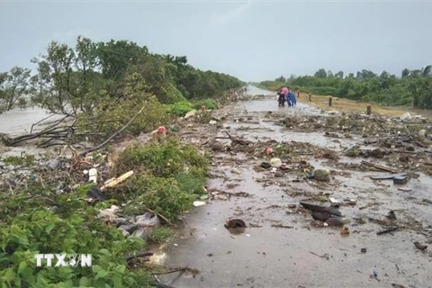 Triều cường dâng cao khiến nước tràn qua mặt đê biển Tây thuộc khu vực xã Khánh Bình Tây, huyện Trần Văn Thời vào chiều ngày 11/7. (Ảnh: TTXVN phát)