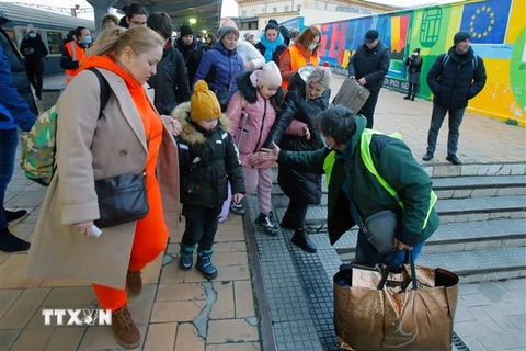 Người tị nạn từ Ukraine tới ga tàu hỏa ở Bucharest, Romania, ngày 7/3. (Ảnh: THX/ TTXVN)