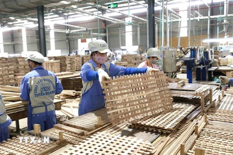 Sản phẩm đồ gỗ xuất khẩu sang Thụy Sỹ tại nhà máy của Công ty CP Woodsland Tuyên Quang. (Ảnh: TTXVN)