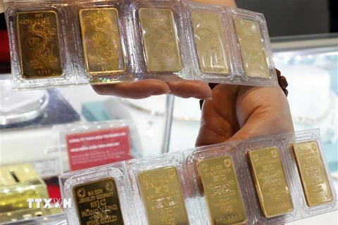 Các sản phẩm vàng miếng được bày bán tại công ty vàng Bảo Tín Minh Châu, phố Hoàng Cầu, Hà Nội. (Ảnh: Trần Việt/TTXVN)