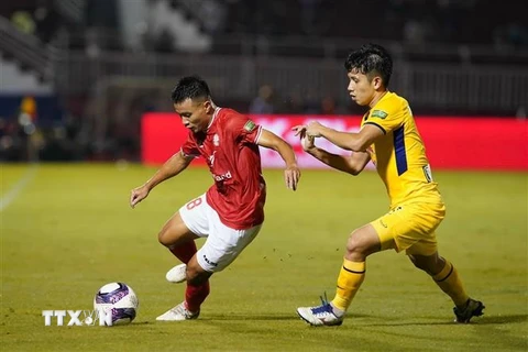 Pha tranh bóng giữa cầu thủ hai đội Hoàng Anh Gia Lai và Thành phố Hồ Chí Minh. (Ảnh: TTXVN)